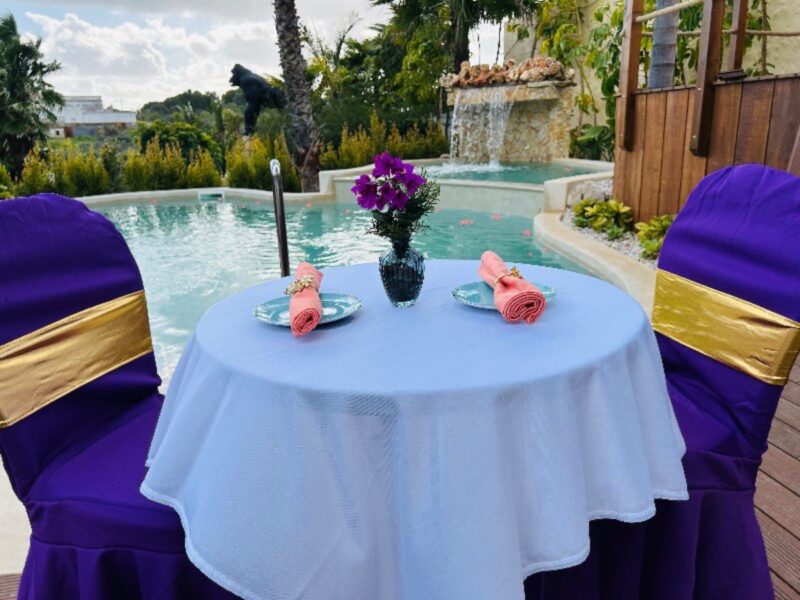 Jantar romântico à beira da piscina