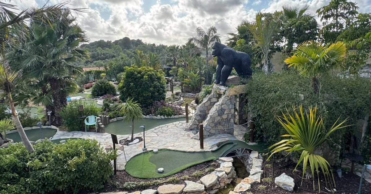 mini golf holes challenge fun Eden Alvor course layout